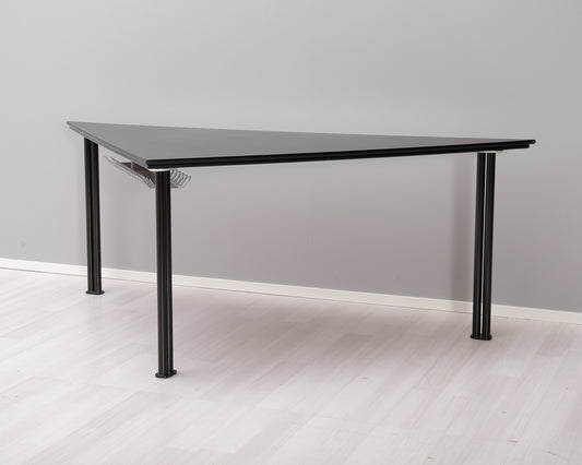 Muurame triangulärt bord