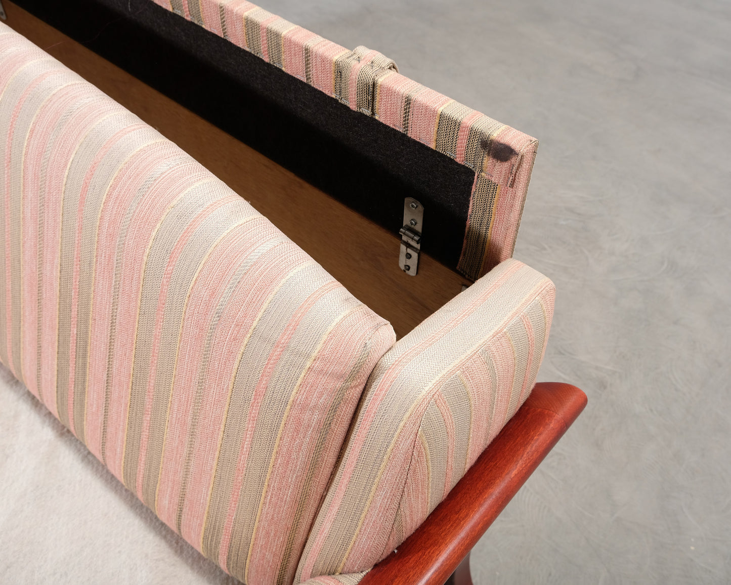 3-istuttava vuodesohva raidallinen