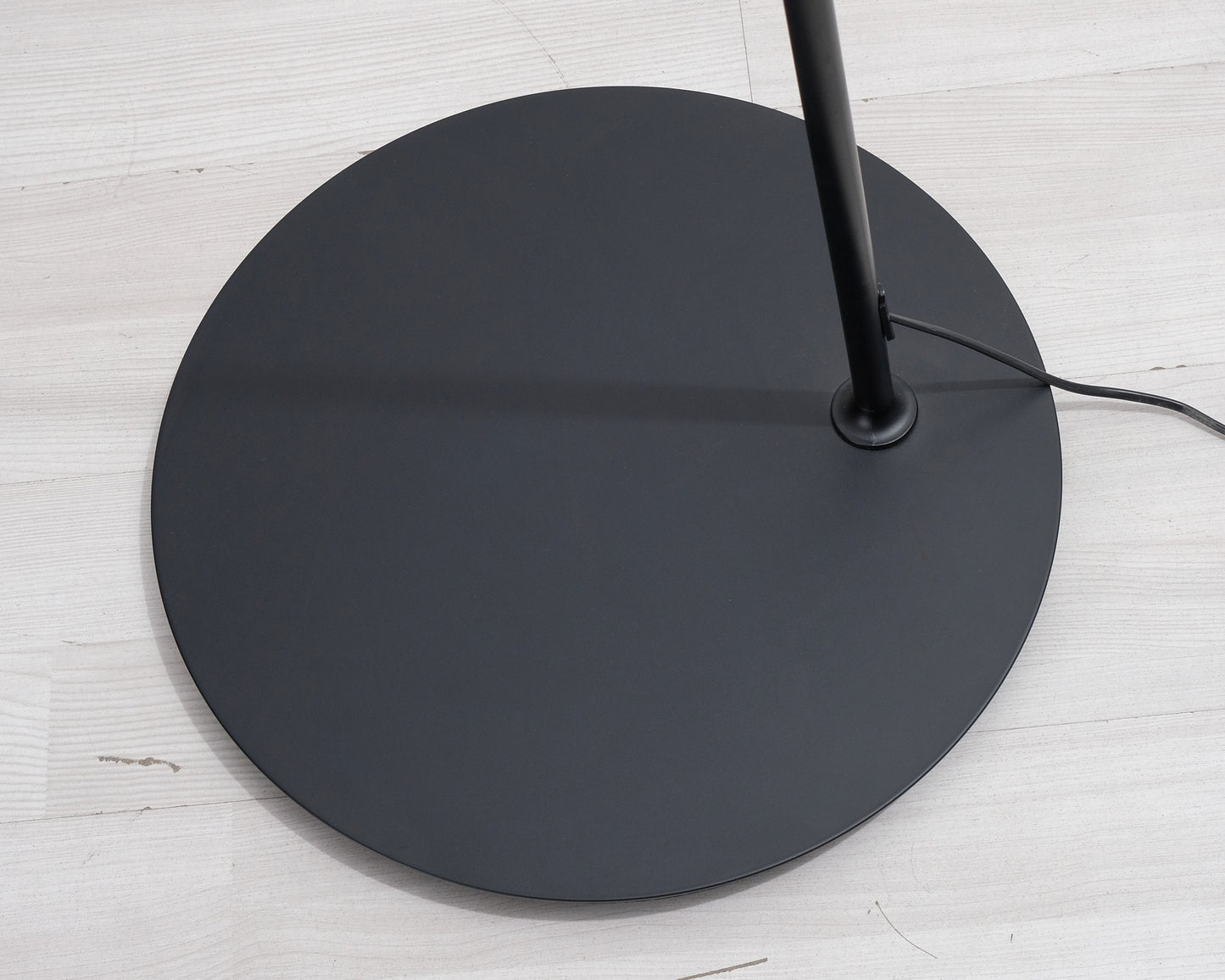 svart större golvlampa