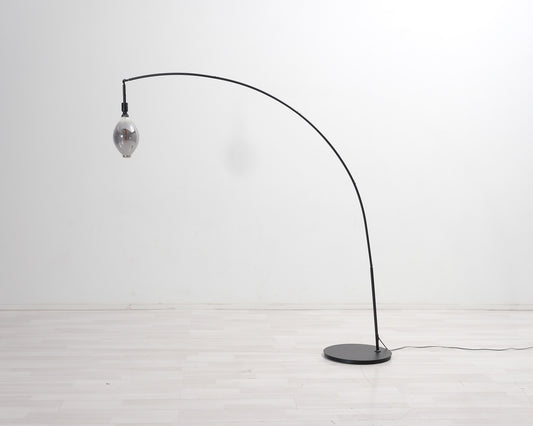 svart större golvlampa