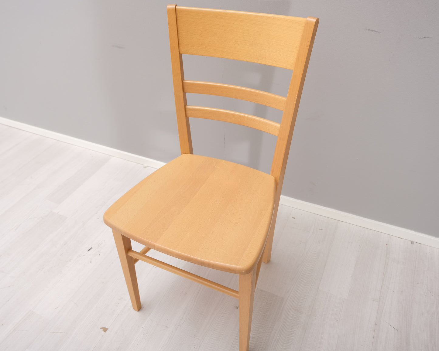 Ruokapöydän tuoli
