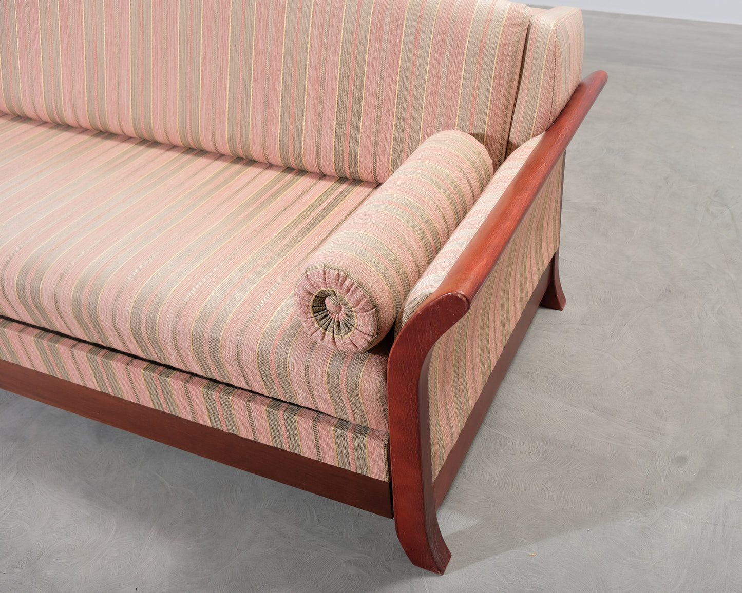 3-istuttava vuodesohva raidallinen