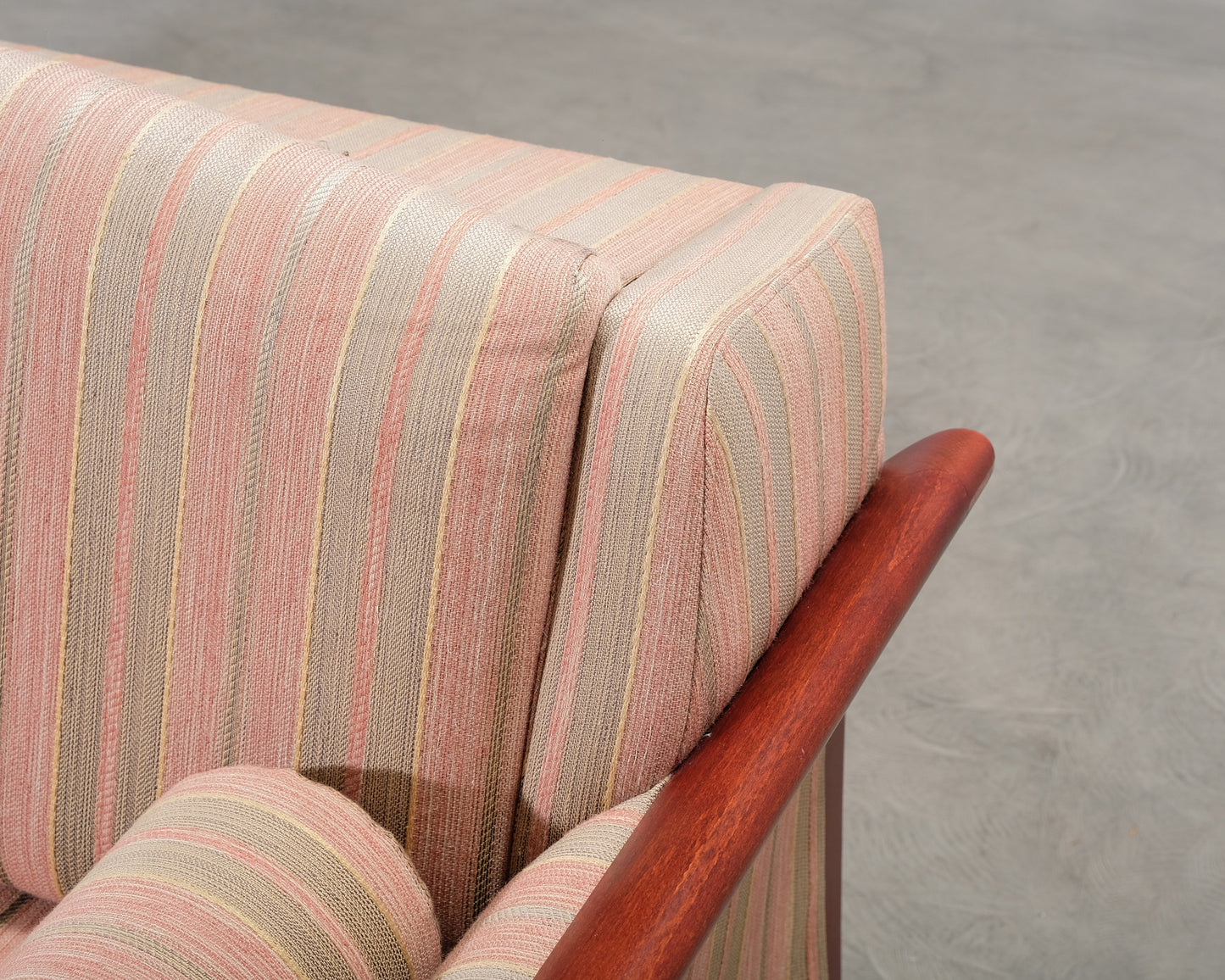 3-istuttava vuodesohva raidallinen