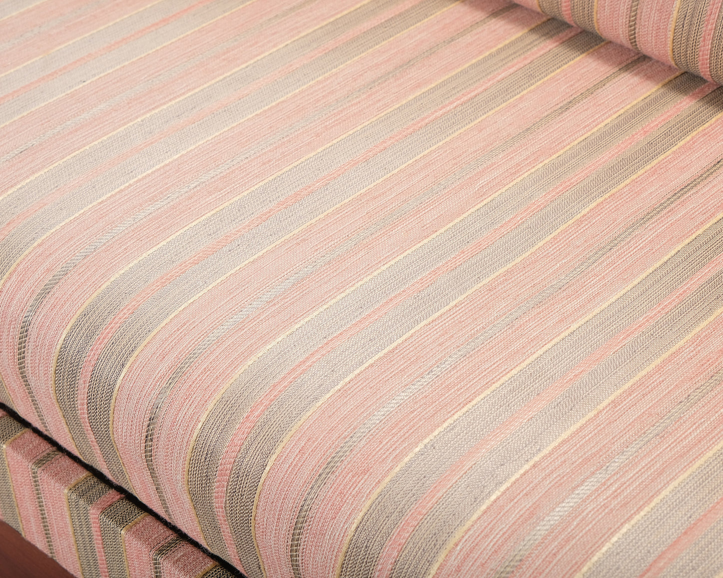 3-istuttava vuodesohva raidallinen