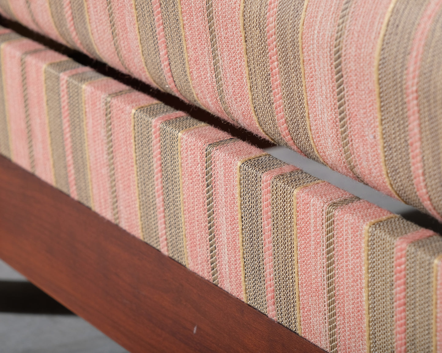 3-istuttava vuodesohva raidallinen