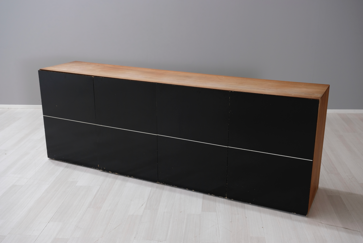 Valnöt Sideboard med 4svarta dörrar 220*46*78