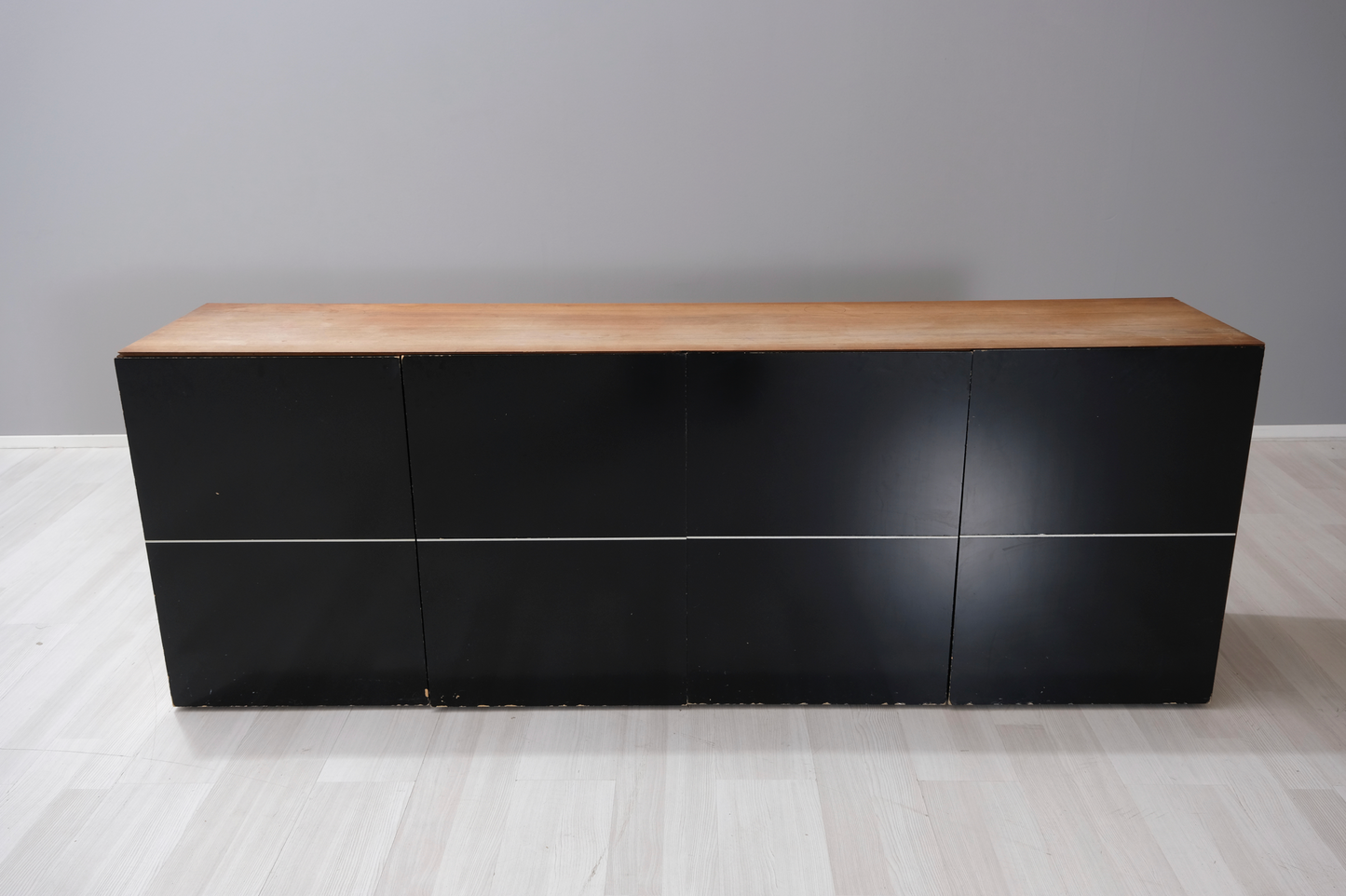 Valnöt Sideboard med 4svarta dörrar 220*46*78