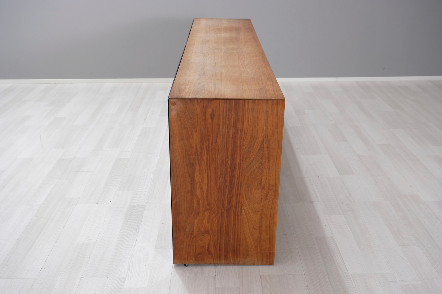 Valnöt Sideboard med 4svarta dörrar 220*46*78