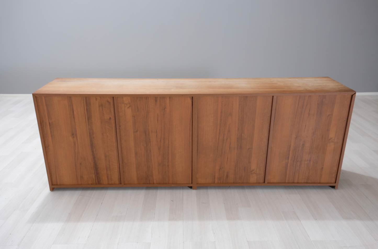 Valnöt Sideboard med 4svarta dörrar 220*46*78