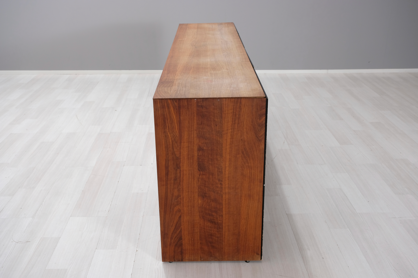 Valnöt Sideboard med 4svarta dörrar 220*46*78