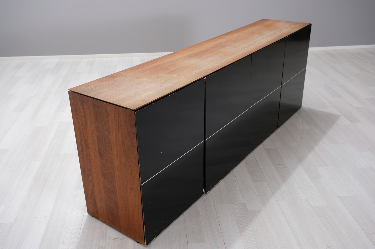 Valnöt Sideboard med 4svarta dörrar 220*46*78