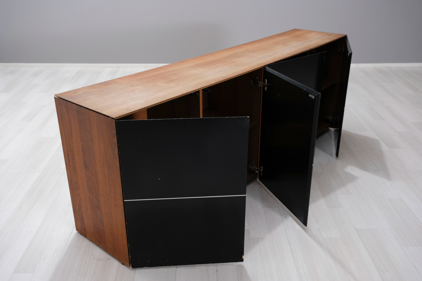 Valnöt Sideboard med 4svarta dörrar 220*46*78