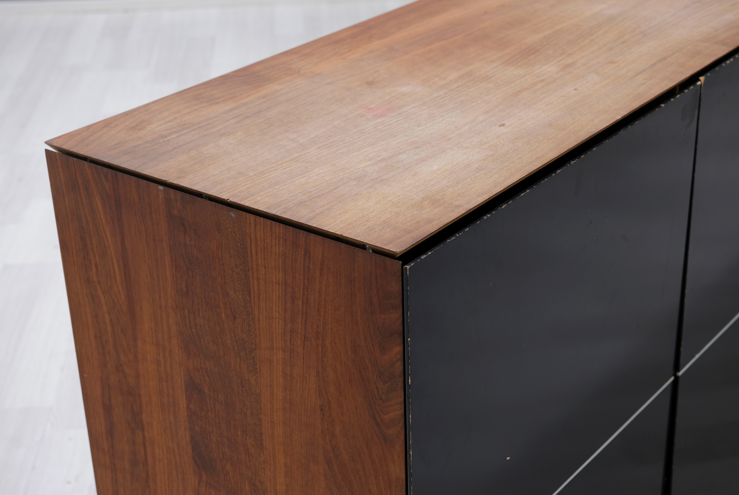 Valnöt Sideboard med 4svarta dörrar 220*46*78