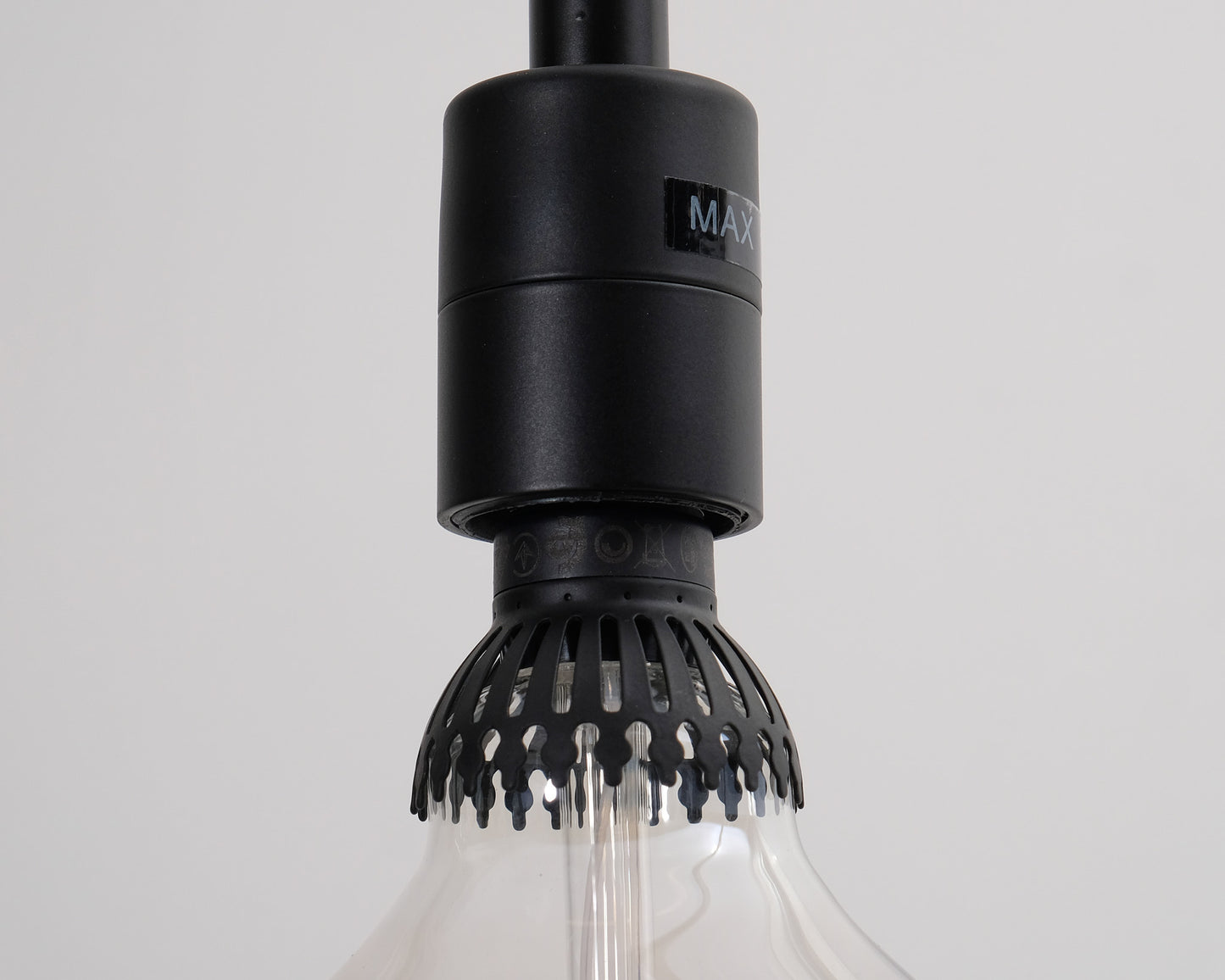 svart större golvlampa