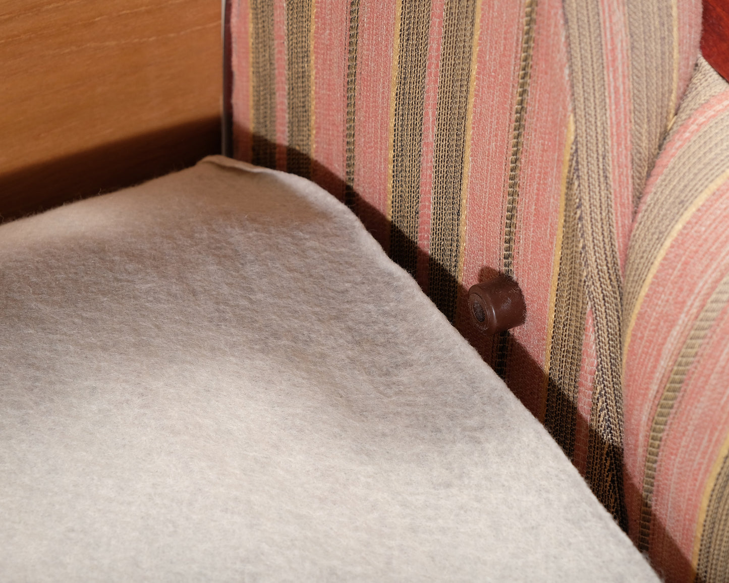 3-istuttava vuodesohva raidallinen