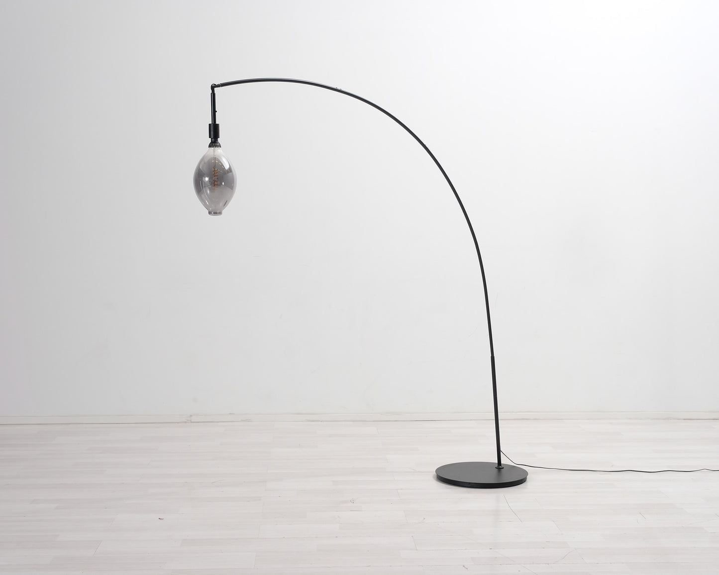 svart större golvlampa
