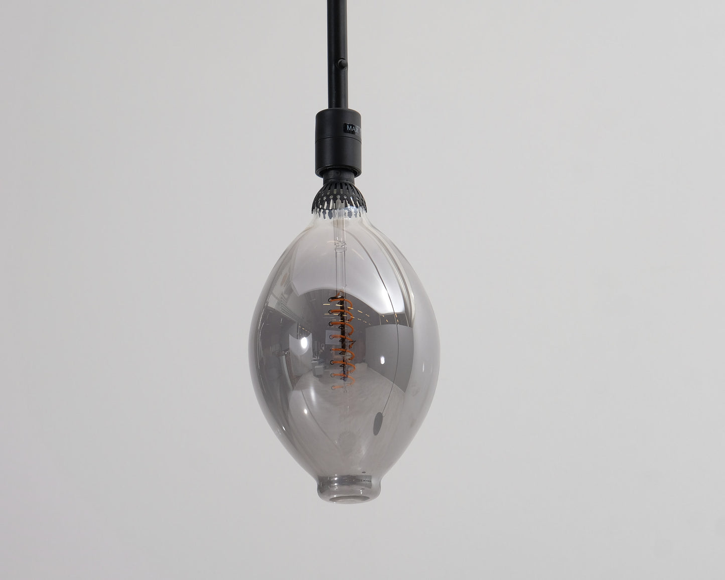 svart större golvlampa
