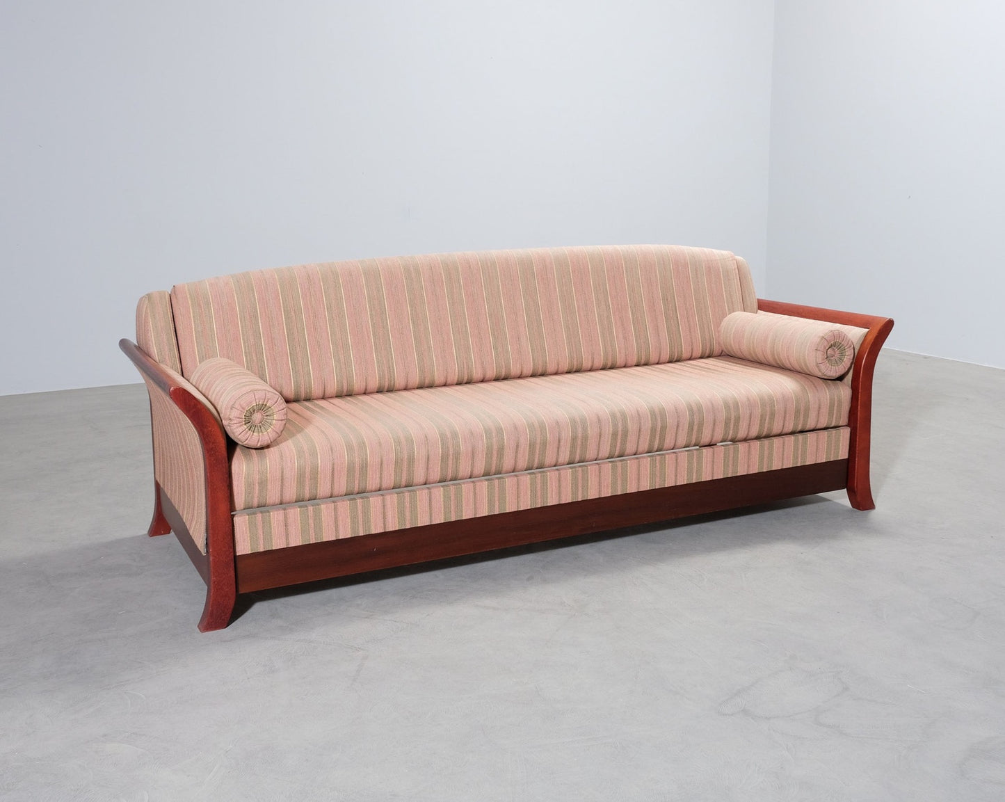 3-istuttava vuodesohva raidallinen