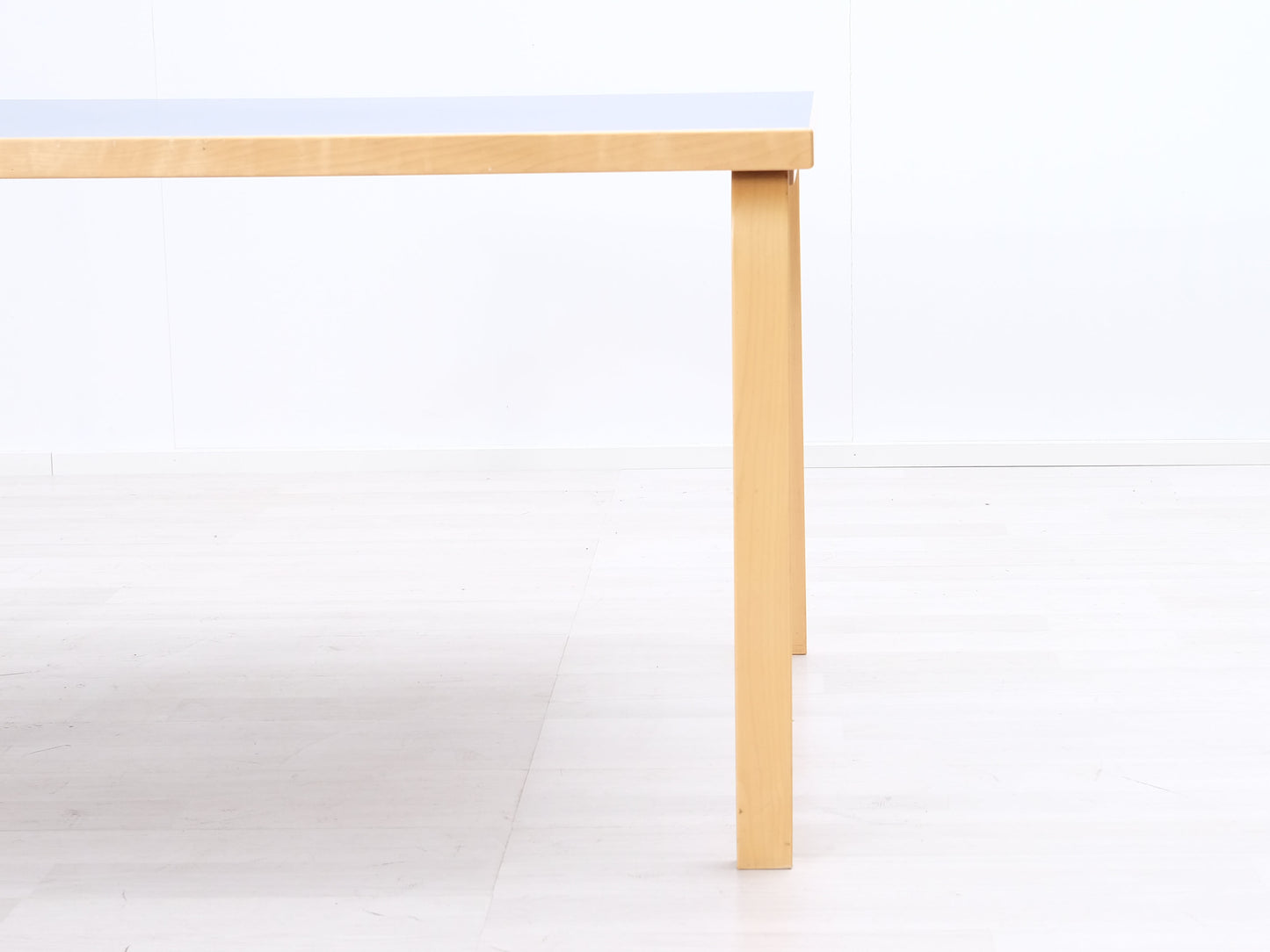 Artek ruokapöytä 120 x 85 cm sininen