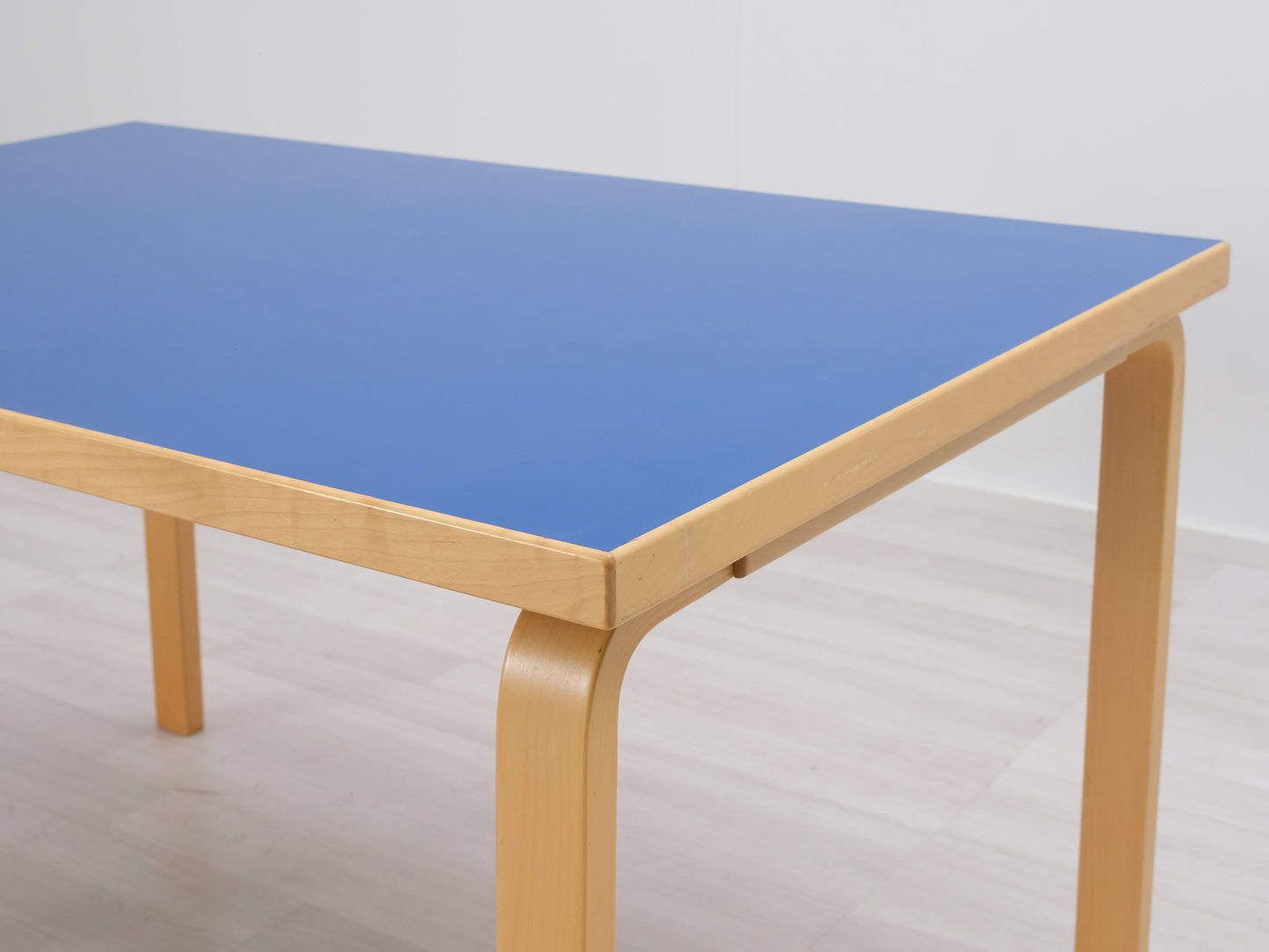 Artek ruokapöytä 120 x 85 cm sininen