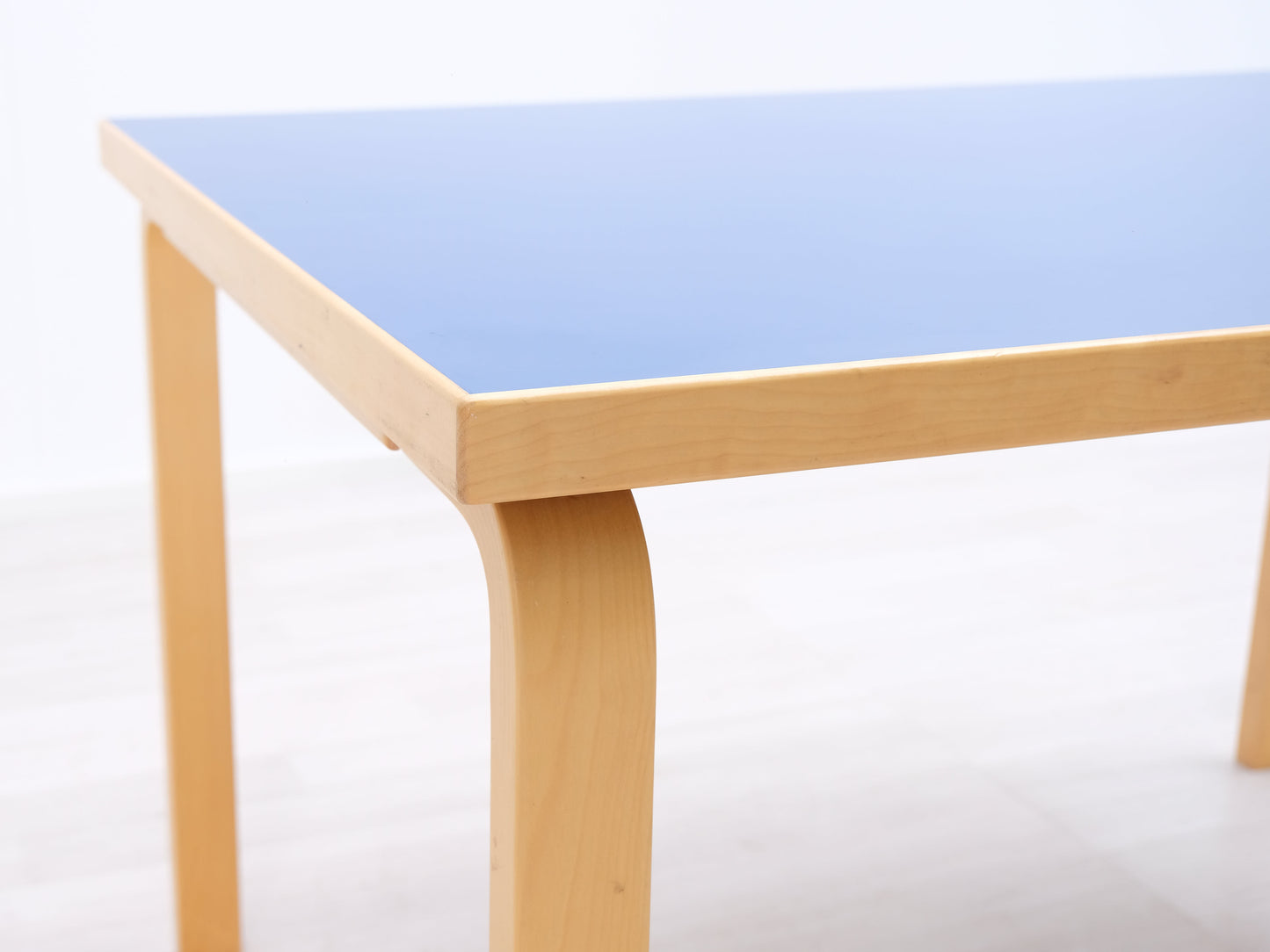 Artek ruokapöytä 120 x 85 cm sininen